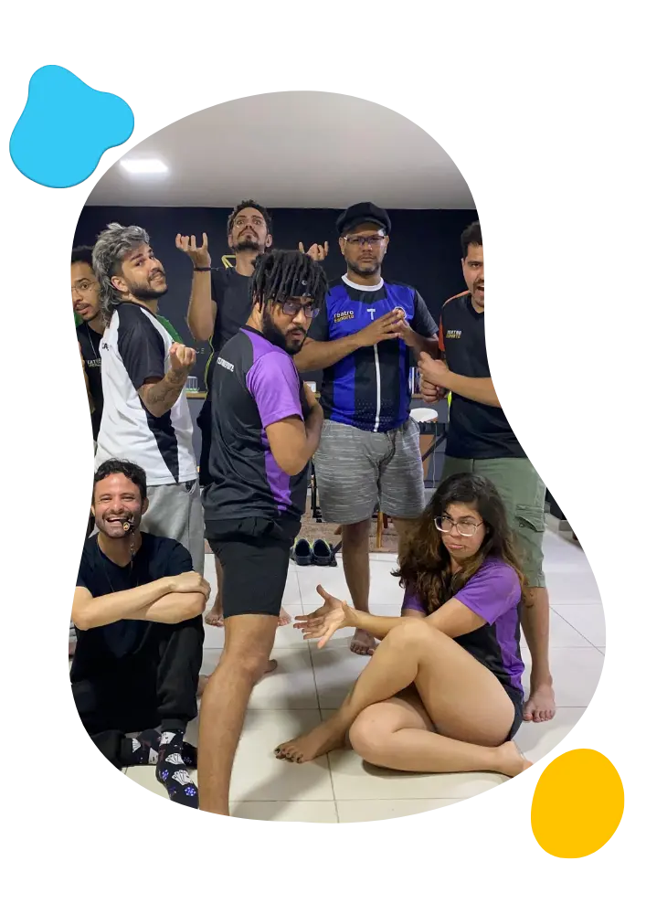 Grupo de atores da companhia Teatro Esporte de Aracaju em uma aula de teatro de Improviso.