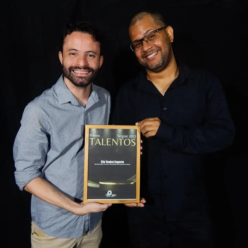 Rodolfo Lisboa e Matheus Mileto recebendo a premiação do Olho Mágico para talentos sergipanos de teatro de improviso
